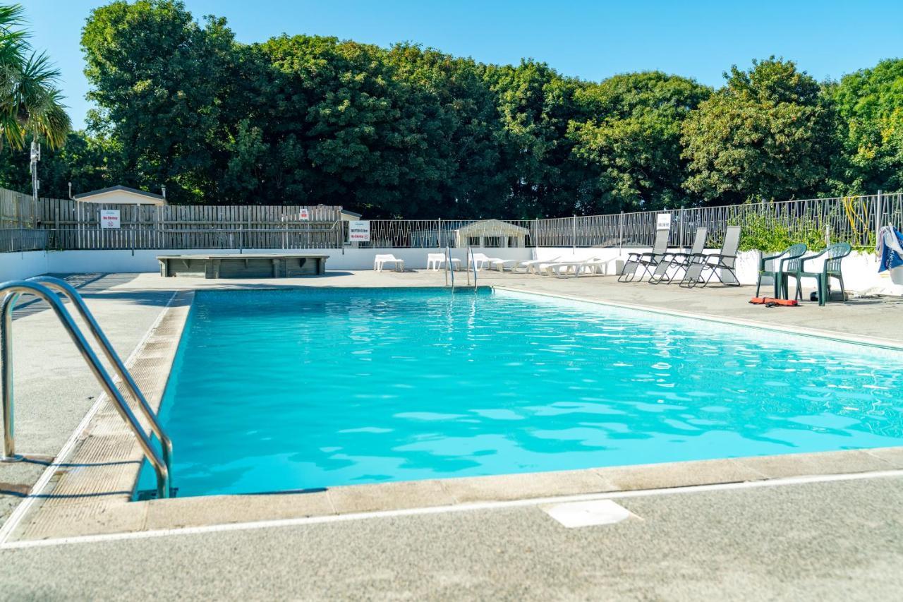 Camping Pods Trevella Holiday Park クラントック エクステリア 写真
